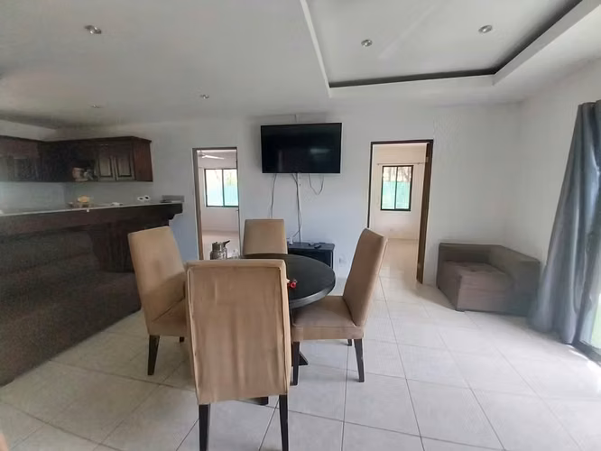 Casa de 4 habitaciones con amplio terreno - Imagen 3