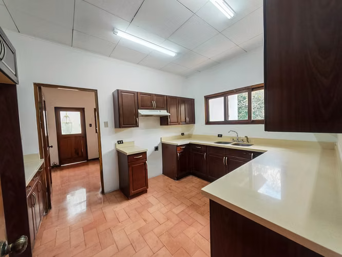 APARTAMENTO EN ALQUILERE EN ESCAZU, ESTILO CLASICO - Imagen 7