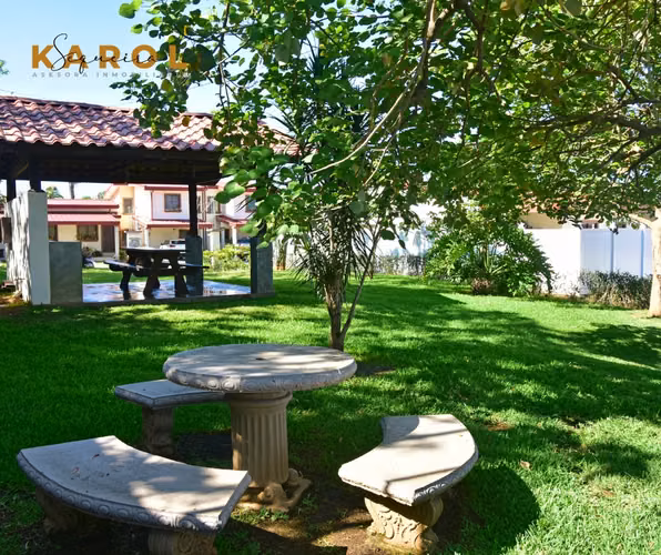 SE ALQUILA CASA EN CONDOMINIO - LA GUACIMA - CERCA DE RUTA 27