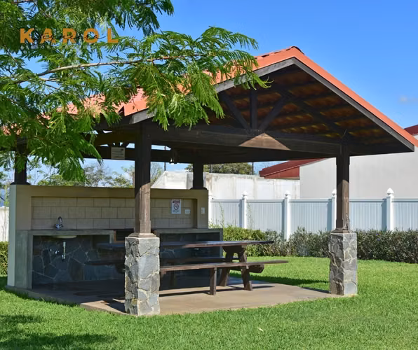 SE ALQUILA CASA EN CONDOMINIO - LA GUACIMA - CERCA DE RUTA 27