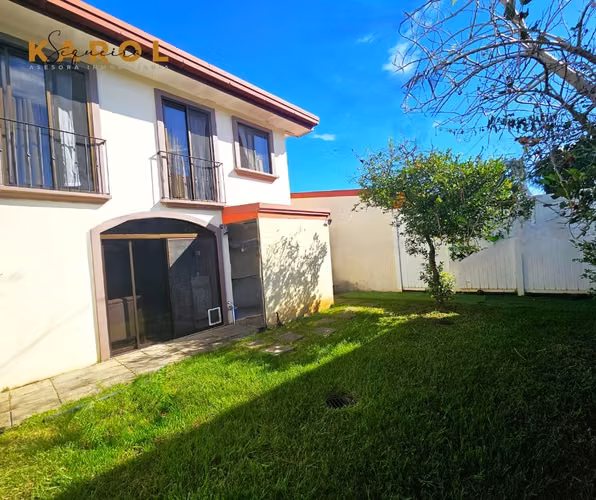 SE ALQUILA CASA EN CONDOMINIO - LA GUACIMA - CERCA DE RUTA 27