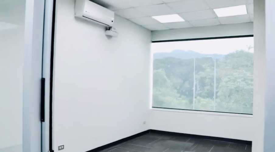 Oficina en Lindora 530 m² | 8 Parqueos | $9,010 Mensuales | Centro Comercial
