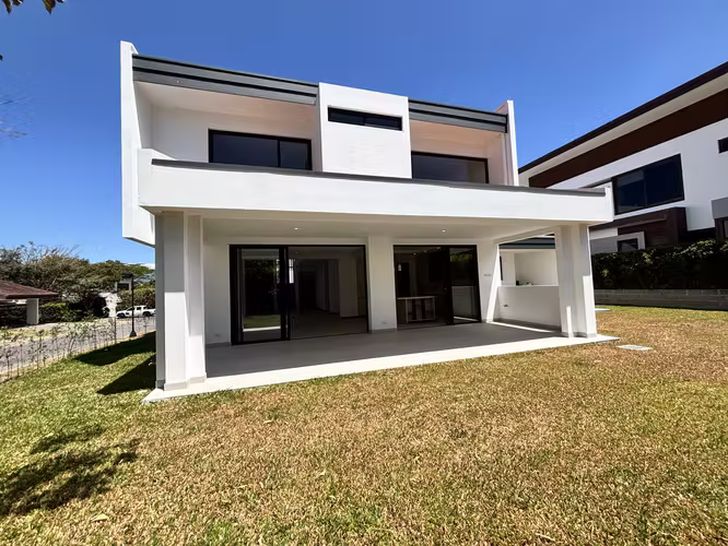 Venta de exclusiva casa en Condominio – Río Oro, Santa Ana - Imagen 2