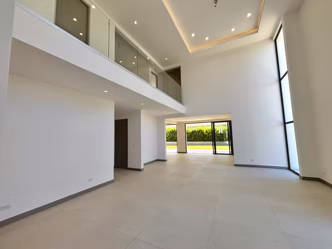 Venta de exclusiva casa en Condominio – Río Oro, Santa Ana - Imagen 3