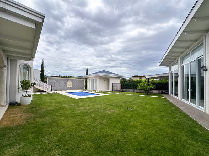Venta de espectacular residencia de lujo ubicada en Los Reyes - Imagen 8