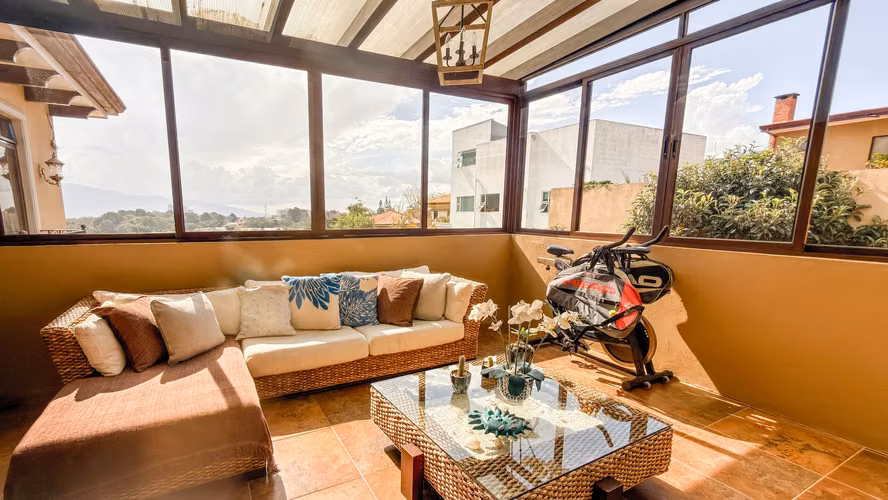 4 habitaciones / 6 espacios de estacionamiento / con vistas panorámicas a San José / $970,000