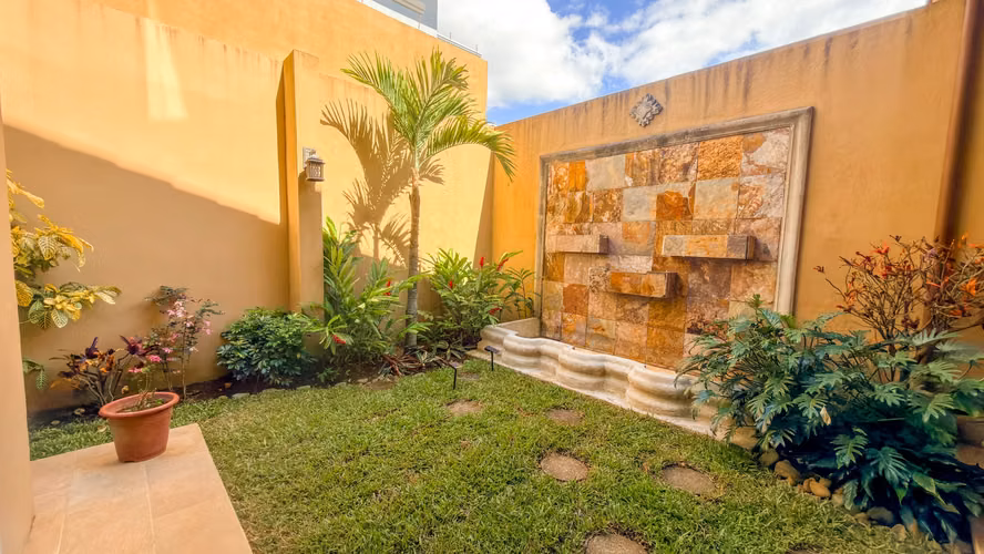 4 habitaciones / 6 espacios de estacionamiento / con vistas panorámicas a San José / $970,000