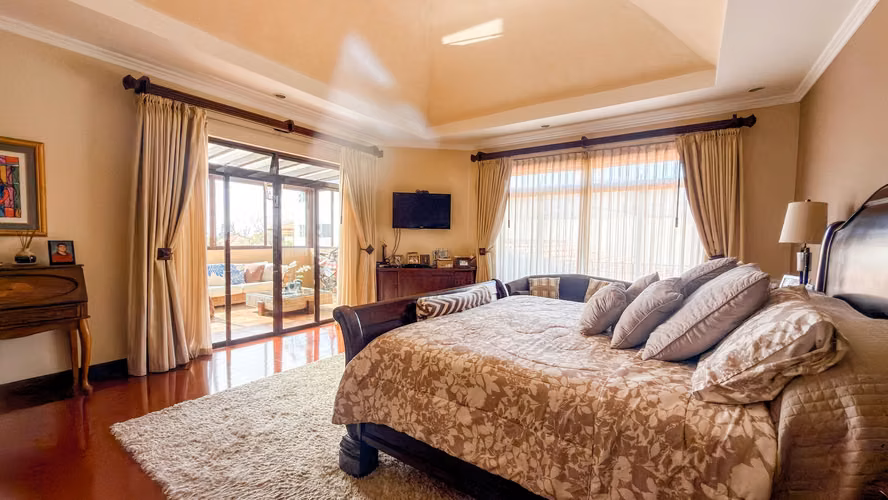 4 habitaciones / 6 espacios de estacionamiento / con vistas panorámicas a San José / $970,000