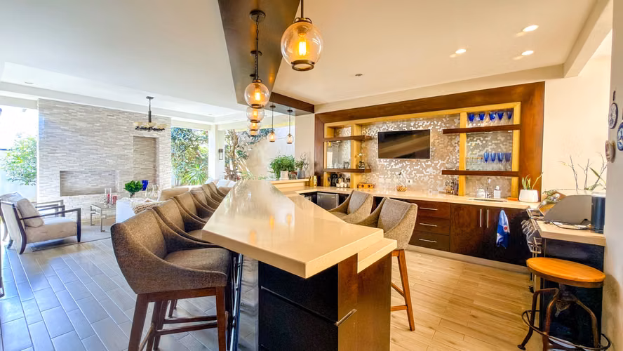 4 habitaciones / 6 espacios de estacionamiento / con vistas panorámicas a San José / $970,000
