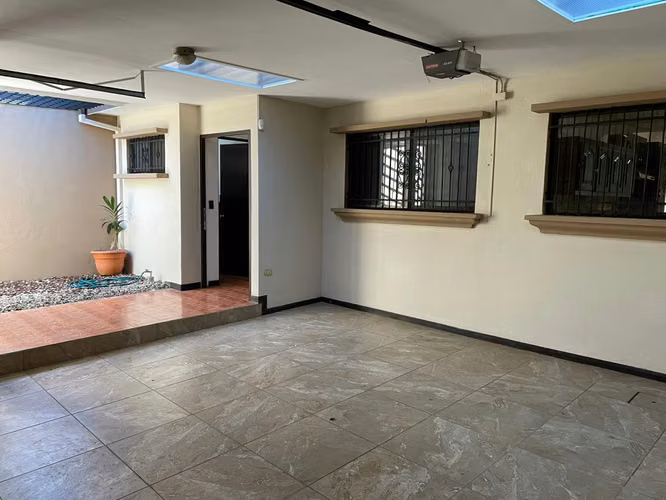 SE VENDE CASA URBANIZACION BAVIERA – ALAJUELA MJAC