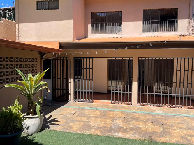 SE VENDE CASA URBANIZACION BAVIERA – ALAJUELA MJAC
