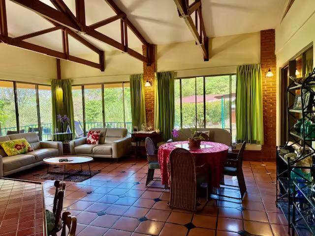 Casa de un sólo nivel en venta en San Miguel de Escazú, amplio jardín - Imagen 4