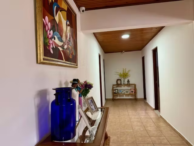 Casa de un sólo nivel en venta en San Miguel de Escazú, amplio jardín - Imagen 3
