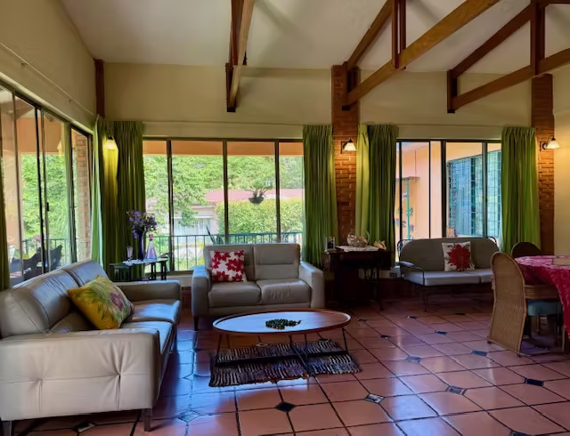 Casa de un sólo nivel en venta en San Miguel de Escazú, amplio jardín - Imagen 5