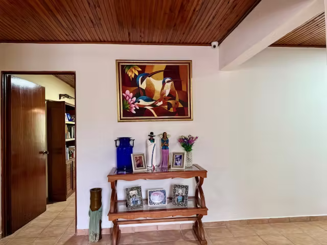 Casa de un sólo nivel en venta en San Miguel de Escazú, amplio jardín - Imagen 2