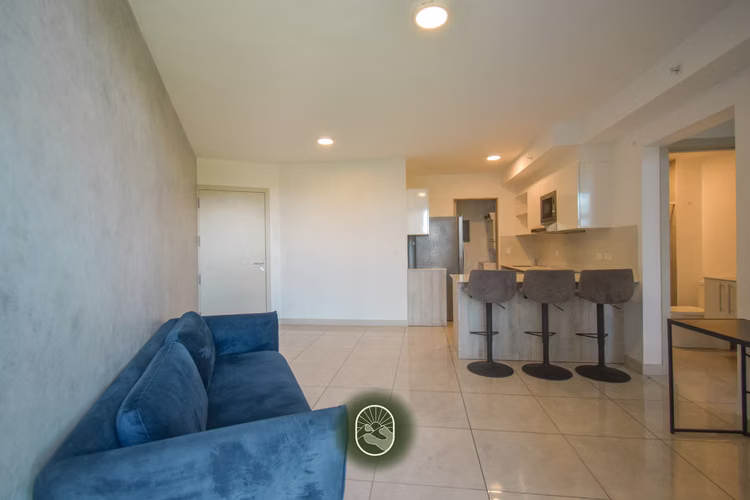 APARTAMENTO 2 HAB + PARQUEO EN TORRE MODERNA | OPORTUNIDAD PARA VIVIR O INVERTIR