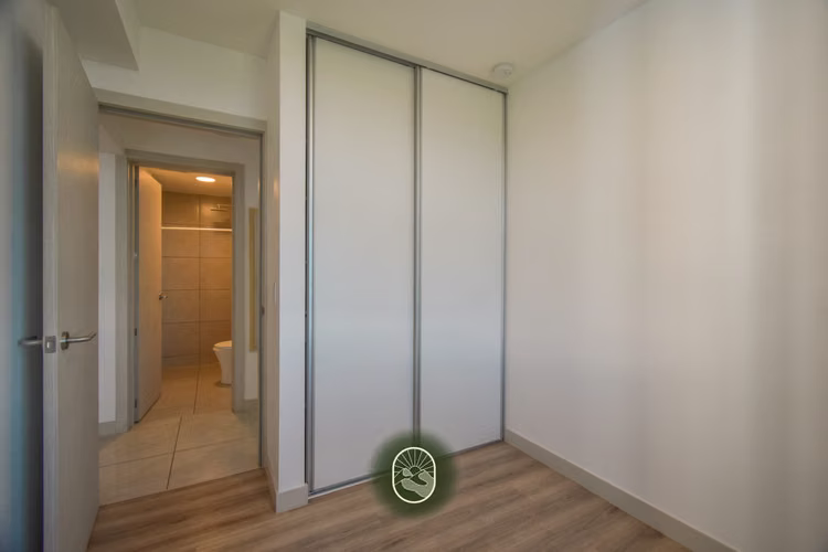 APARTAMENTO 2 HAB + PARQUEO EN TORRE MODERNA | OPORTUNIDAD PARA VIVIR O INVERTIR