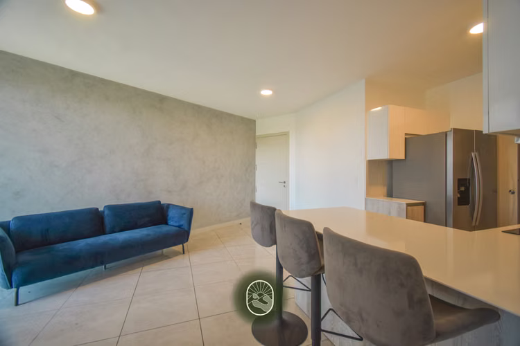 APARTAMENTO 2 HAB + PARQUEO EN TORRE MODERNA | OPORTUNIDAD PARA VIVIR O INVERTIR