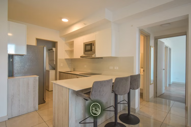 APARTAMENTO 2 HAB + PARQUEO EN TORRE MODERNA | OPORTUNIDAD PARA VIVIR O INVERTIR