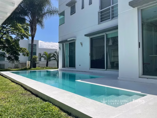 19941 - Casa en Condominio Moderna, Con Piscina, 4 Habitaciones
