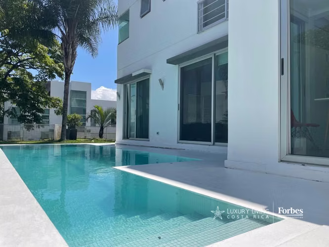 19941 - Casa en Condominio Moderna, Con Piscina, 4 Habitaciones