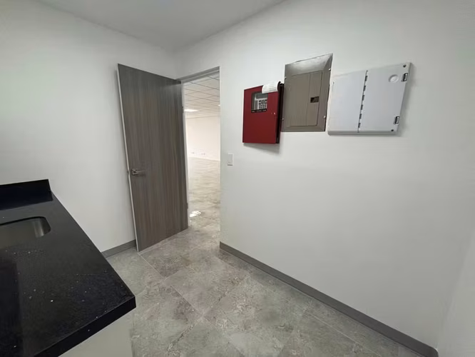 Oficina Moderna en Venta en Oficentro LINDORA – 114 m² – Seguridad 24/7 - Imagen 18