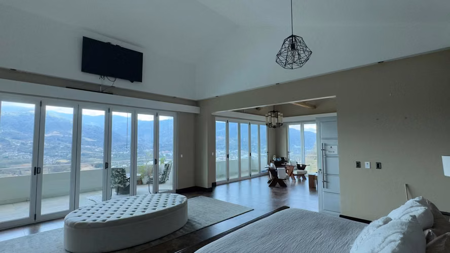 Residencia de Ultra-Lujo en Santa Ana con Vistas Panorámicas – 1,500 m2