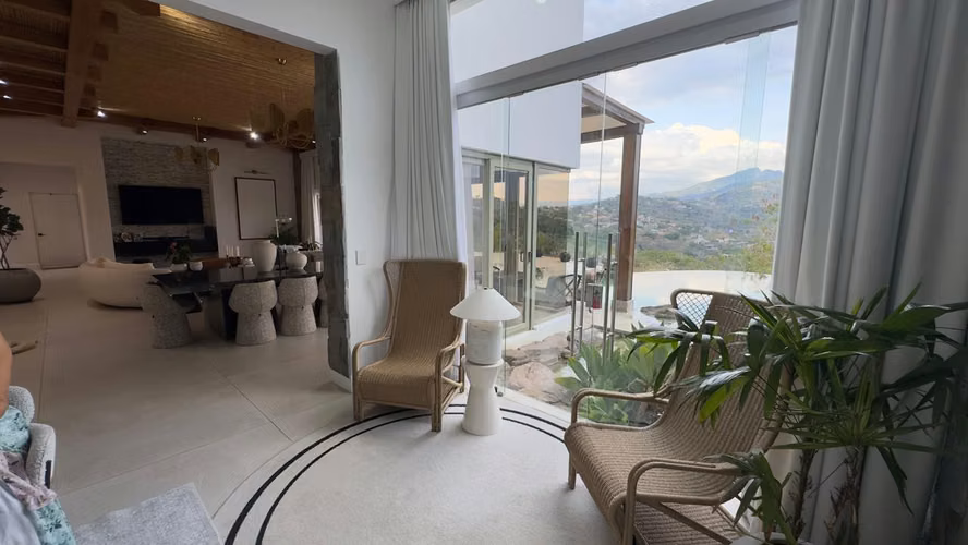 Residencia de Ultra-Lujo en Santa Ana con Vistas Panorámicas – 1,500 m2