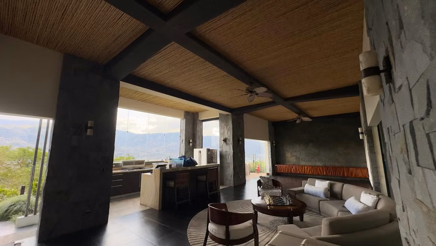 Residencia de Ultra-Lujo en Santa Ana con Vistas Panorámicas – 1,500 m2