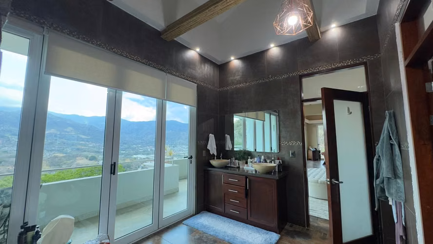Residencia de Ultra-Lujo en Santa Ana con Vistas Panorámicas – 1,500 m2