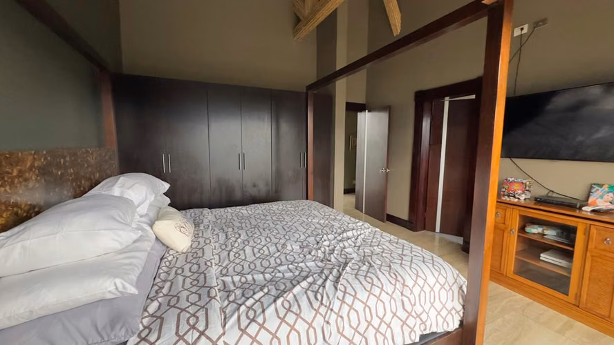 Residencia de Ultra-Lujo en Santa Ana con Vistas Panorámicas – 1,500 m2