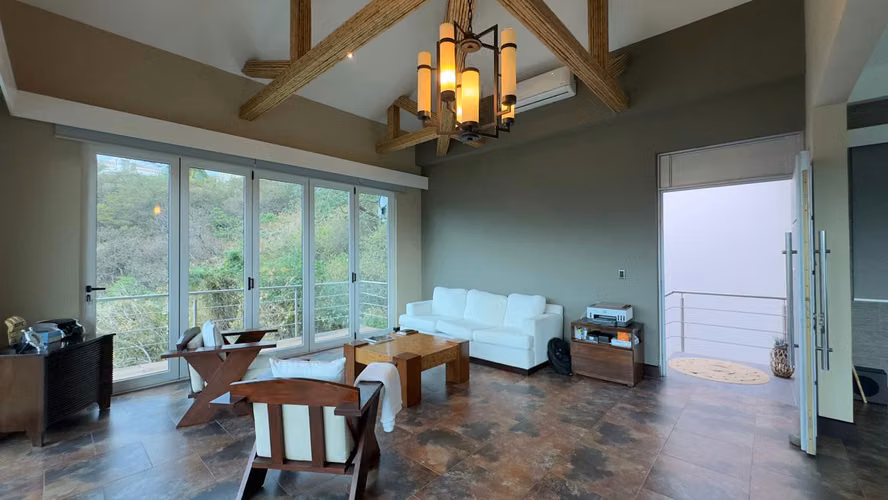 Residencia de Ultra-Lujo en Santa Ana con Vistas Panorámicas – 1,500 m2