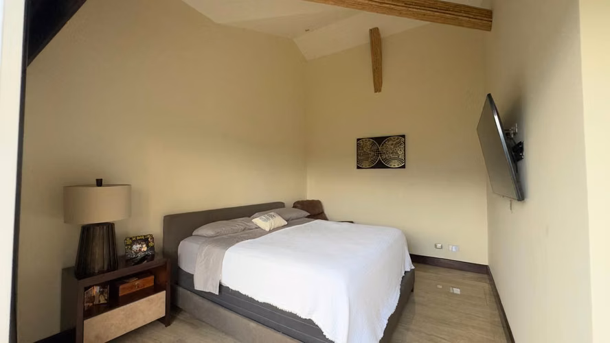 Residencia de Ultra-Lujo en Santa Ana con Vistas Panorámicas – 1,500 m2