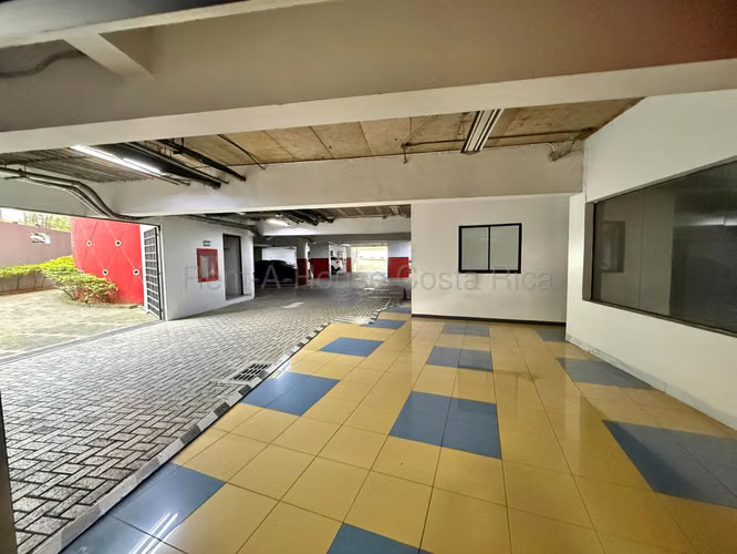 Venta de Centro comercial con 30 locales en Curridabat