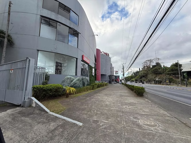Venta de Centro comercial con 30 locales en Curridabat