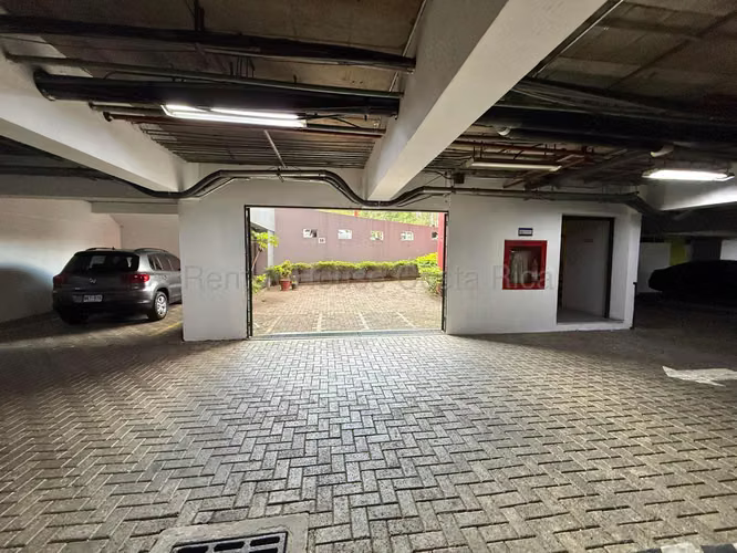 Venta de Centro comercial con 30 locales en Curridabat