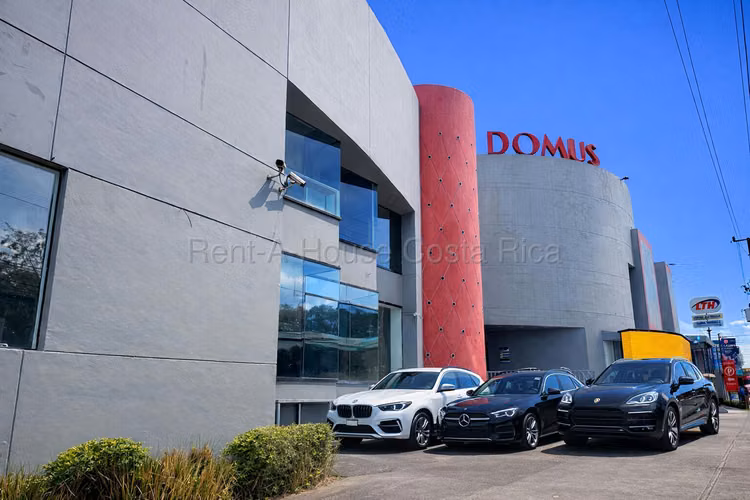 Venta de Centro comercial con 30 locales en Curridabat
