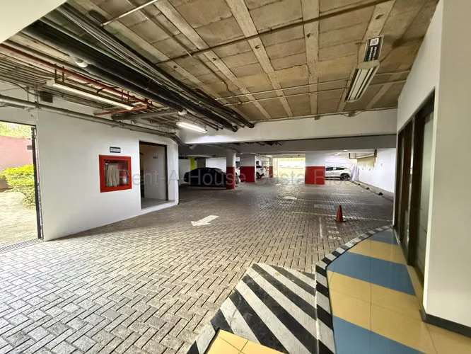 Venta de Centro comercial con 30 locales en Curridabat