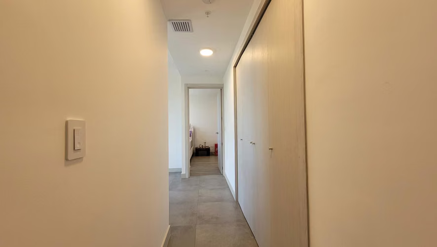 Se alquila apartamento con vista panorámica en Núcleo Sabana Torre A - Imagen 2