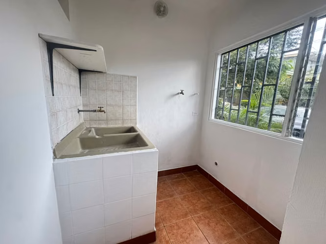 Venta de casa en Rohrmoser, en condominio GANGA!! - Imagen 7