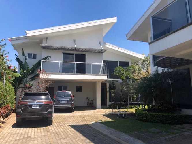 Sale - Modern House in Santa Ana, Pozos.
