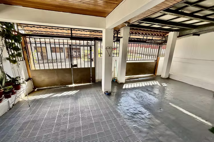 Se Vende casa esquinera uso mixto, Montufar. La Unión, Cartago.