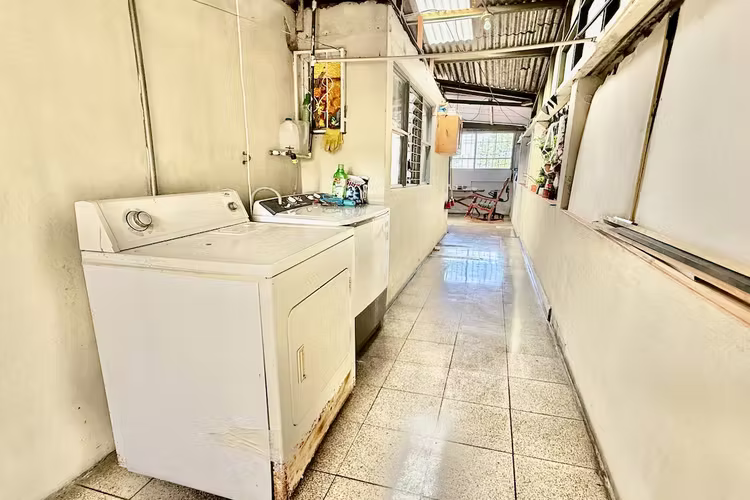 Se Vende casa esquinera uso mixto, Montufar. La Unión, Cartago.
