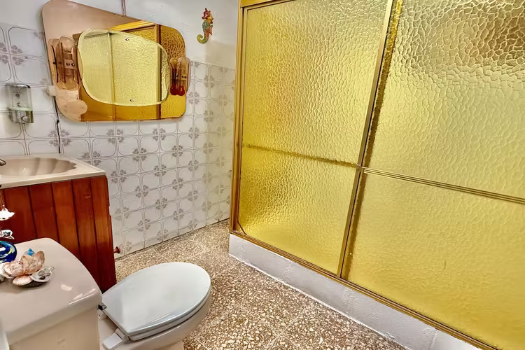 Se Vende casa esquinera uso mixto, Montufar. La Unión, Cartago.