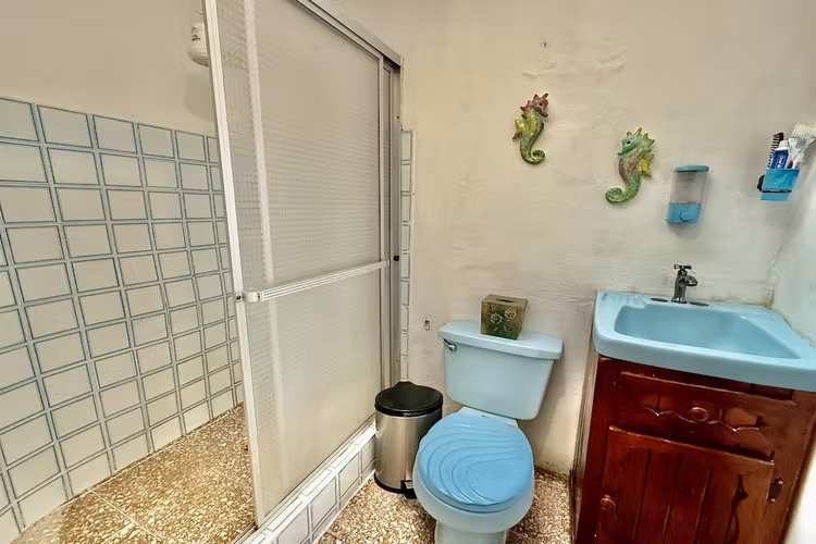 Se Vende casa esquinera uso mixto, Montufar. La Unión, Cartago.
