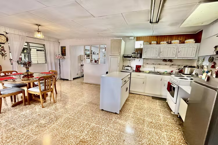 Se Vende casa esquinera uso mixto, Montufar. La Unión, Cartago.