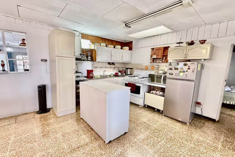 Se Vende casa esquinera uso mixto, Montufar. La Unión, Cartago.