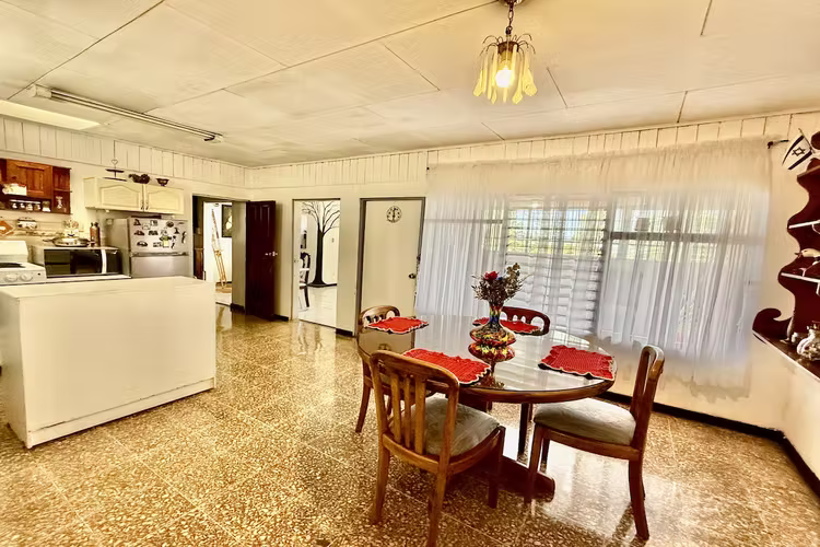 Se Vende casa esquinera uso mixto, Montufar. La Unión, Cartago.