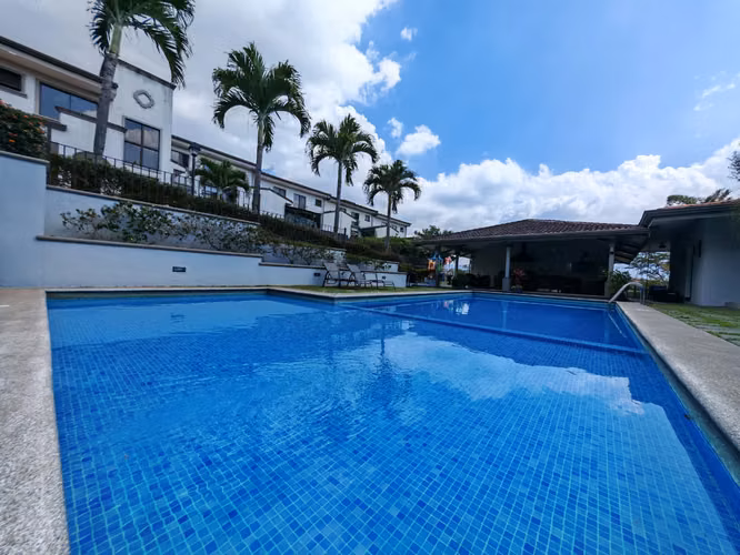 Venta de casa en condominio Atocha, Lagunilla, Heredia