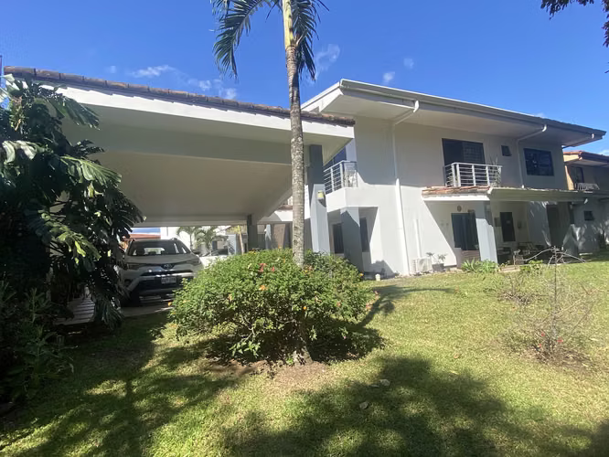 Casas en venta o alquiler en zonas de Santa Ana independientes o condominio